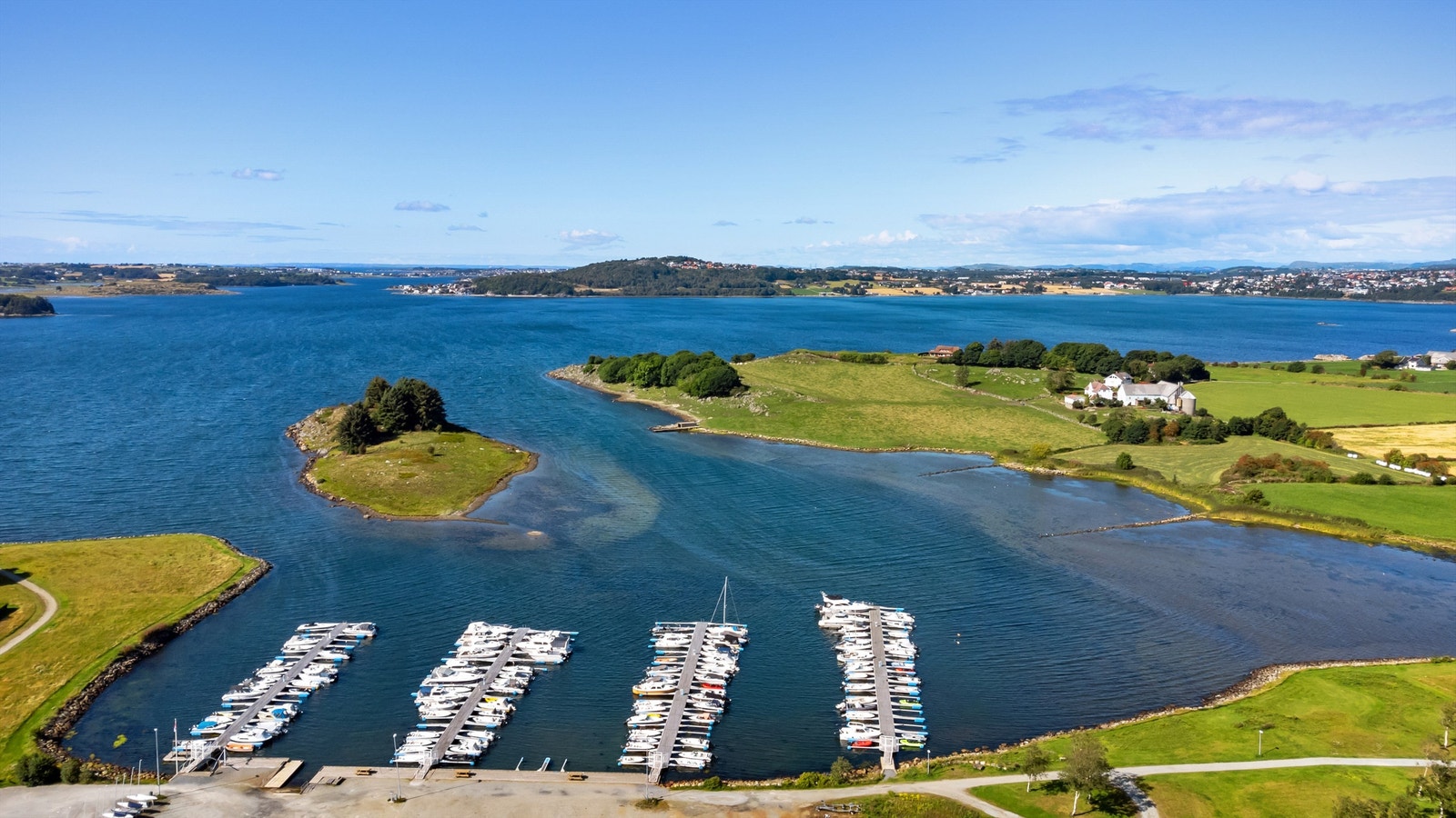 Sørnes småbåthavn rett ved boligen Galleribilde