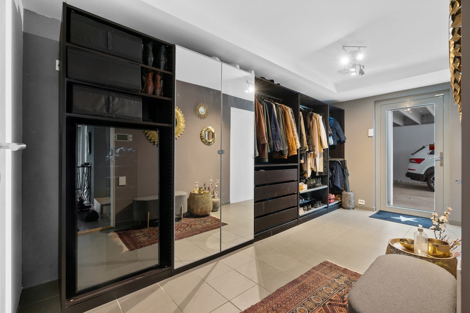 Bi-inngang fra carport med garderobeløsning Galleribilde