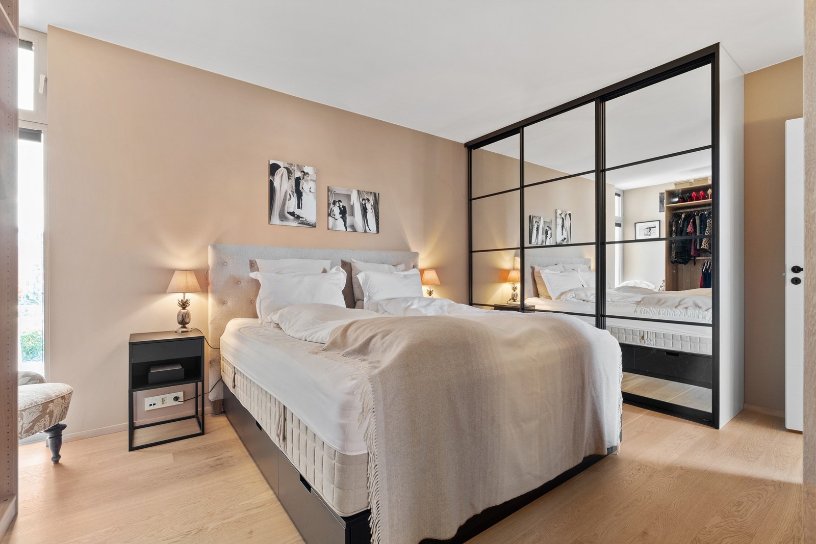 Mellom bad og soverom er det en omkledingsgarderobe Galleribilde