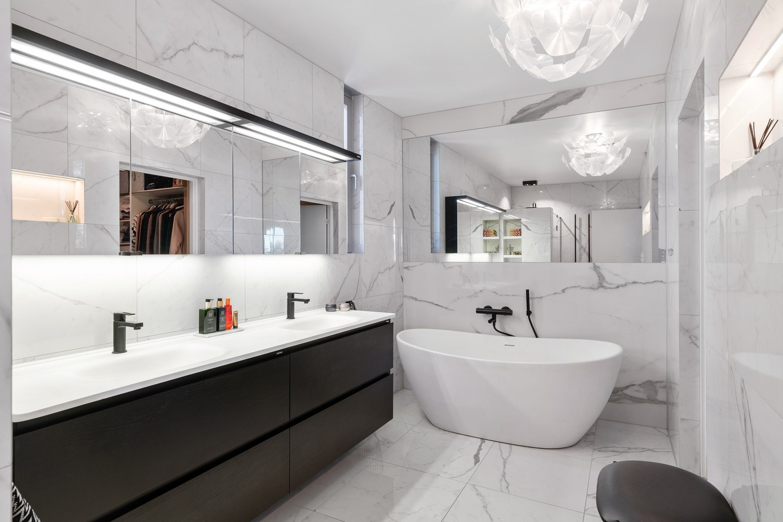 Lekkert bad fra 2017 tilliggende hovedsoverommet Galleribilde