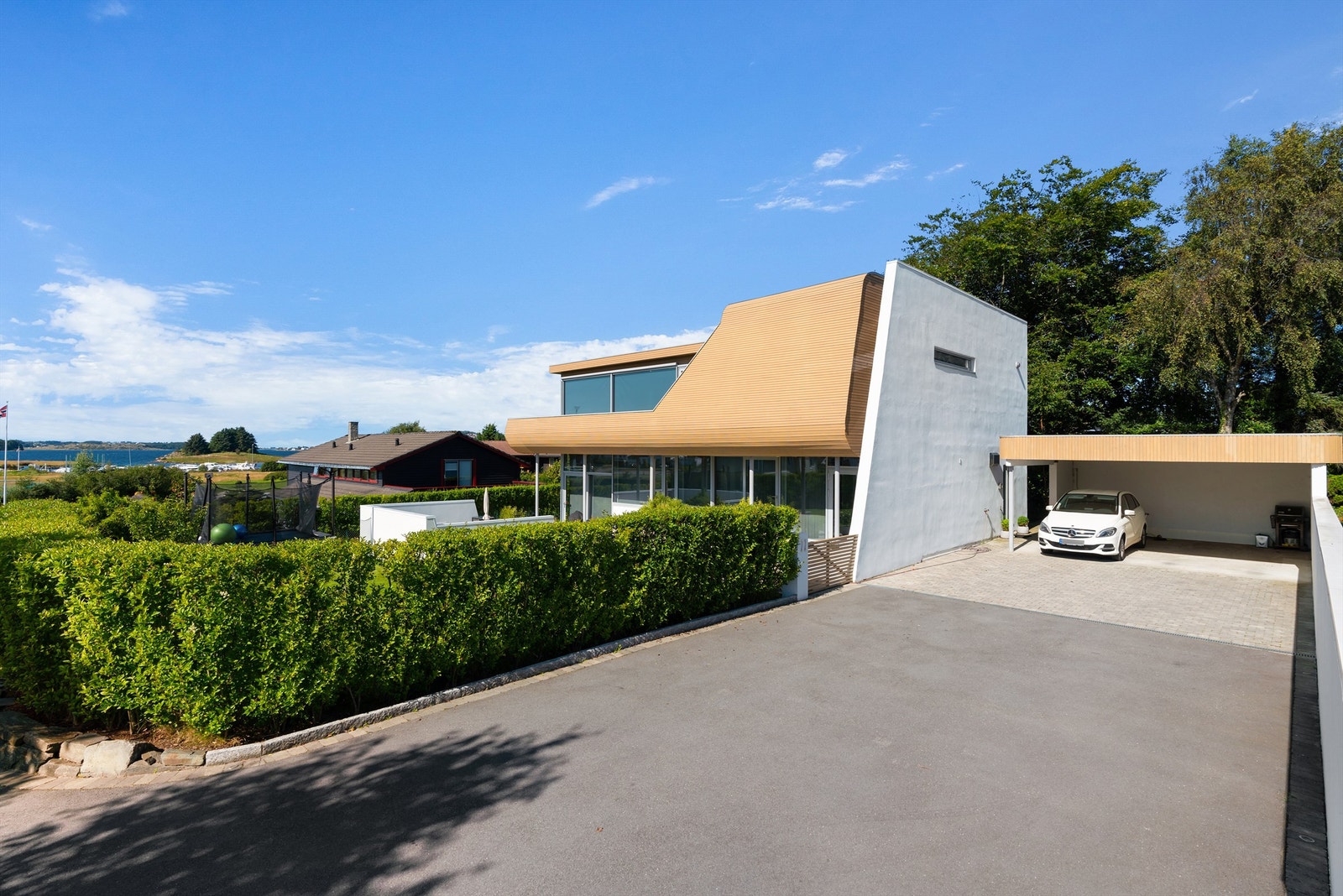Meget god p-plass på eiendommen og i carport med bod. Galleribilde