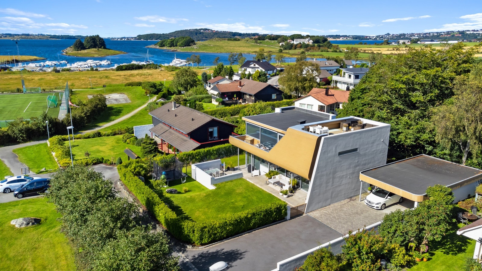 Pent plassert i enden av blindgate nær sjø. Galleribilde