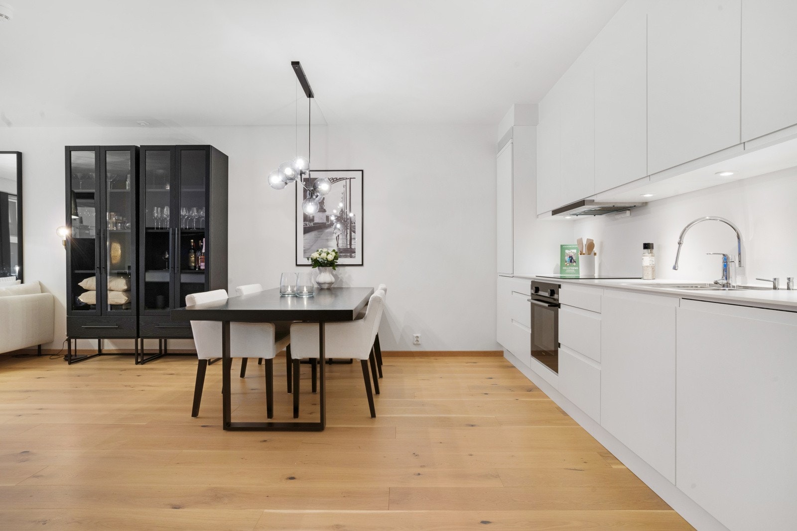 Stue/ kjøkken har tydelige soner for både spisestuemøbler & tv-krok Galleribilde