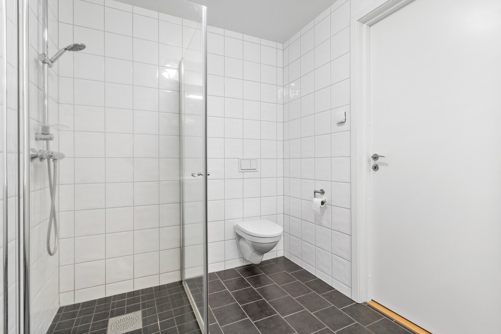 Flislagt bad med opplegg for vaskemaskin og tørketrommel. Galleribilde