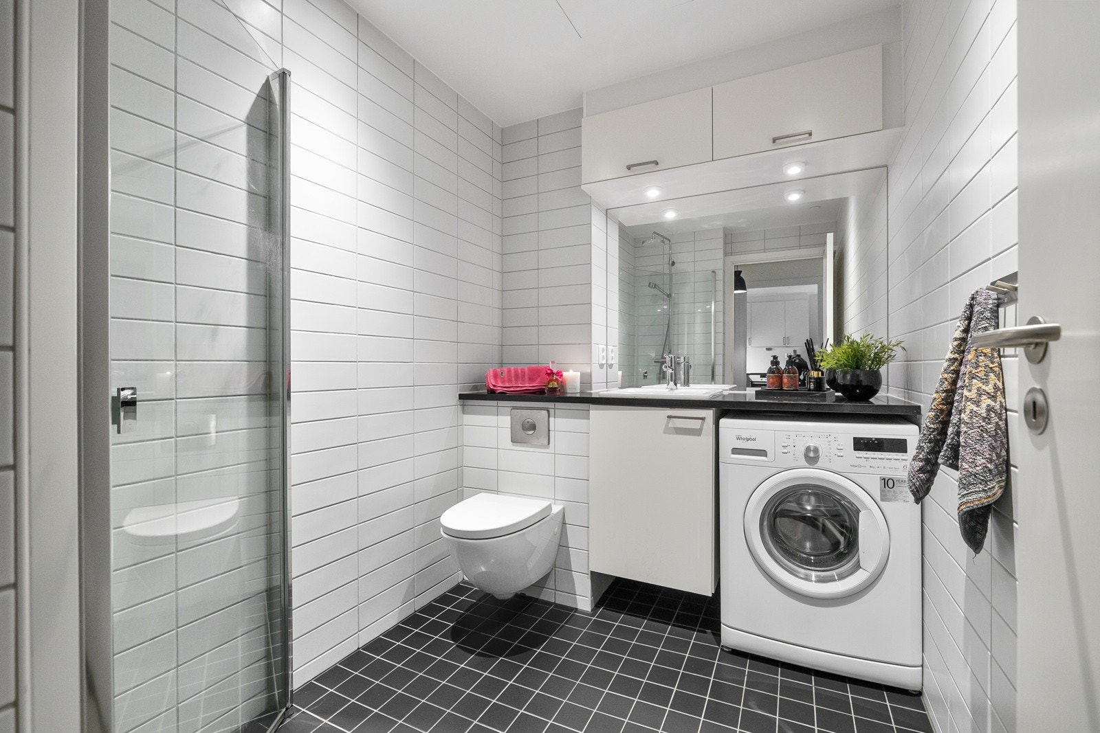 Badet ligger praktisk til ved entreen. Badet er lyst og fint med varmekabler i gulv. Galleribilde