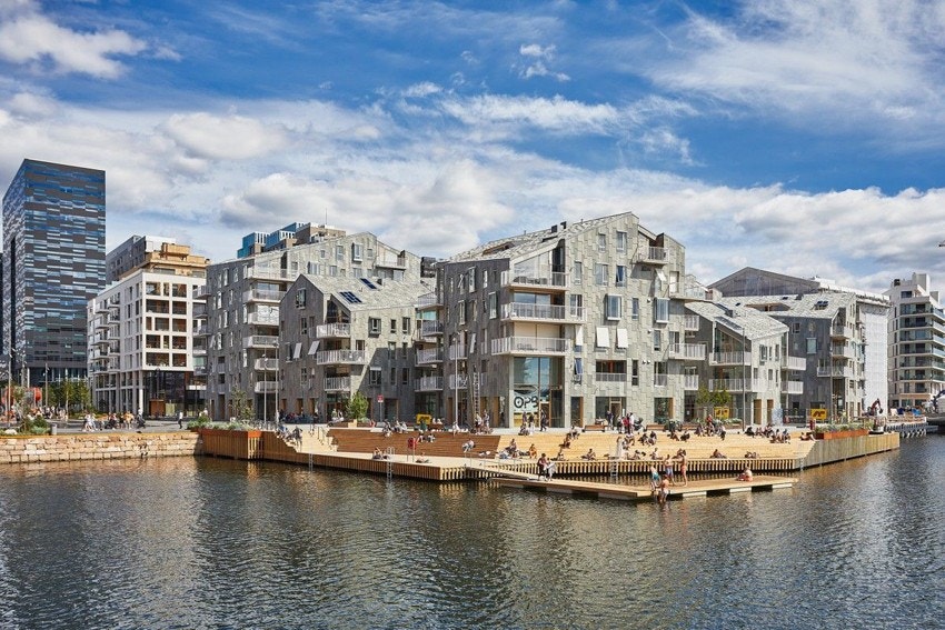 Mellom Dronning Eufemias gate og Munch brygge er badeplassen Oslobukta etablert, i tillegg har den nye Operastranda kommet. Galleribilde