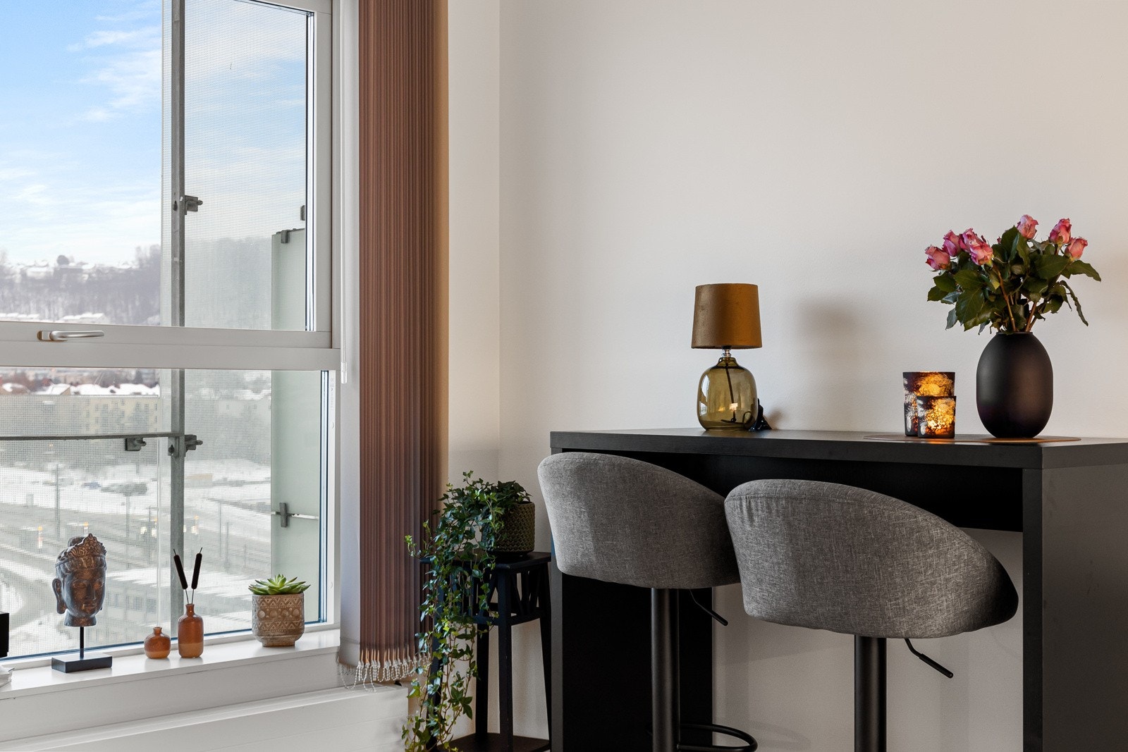 Sosial og åpen kjøkken/spisestue-løsning med masse lysinnslipp. Galleribilde