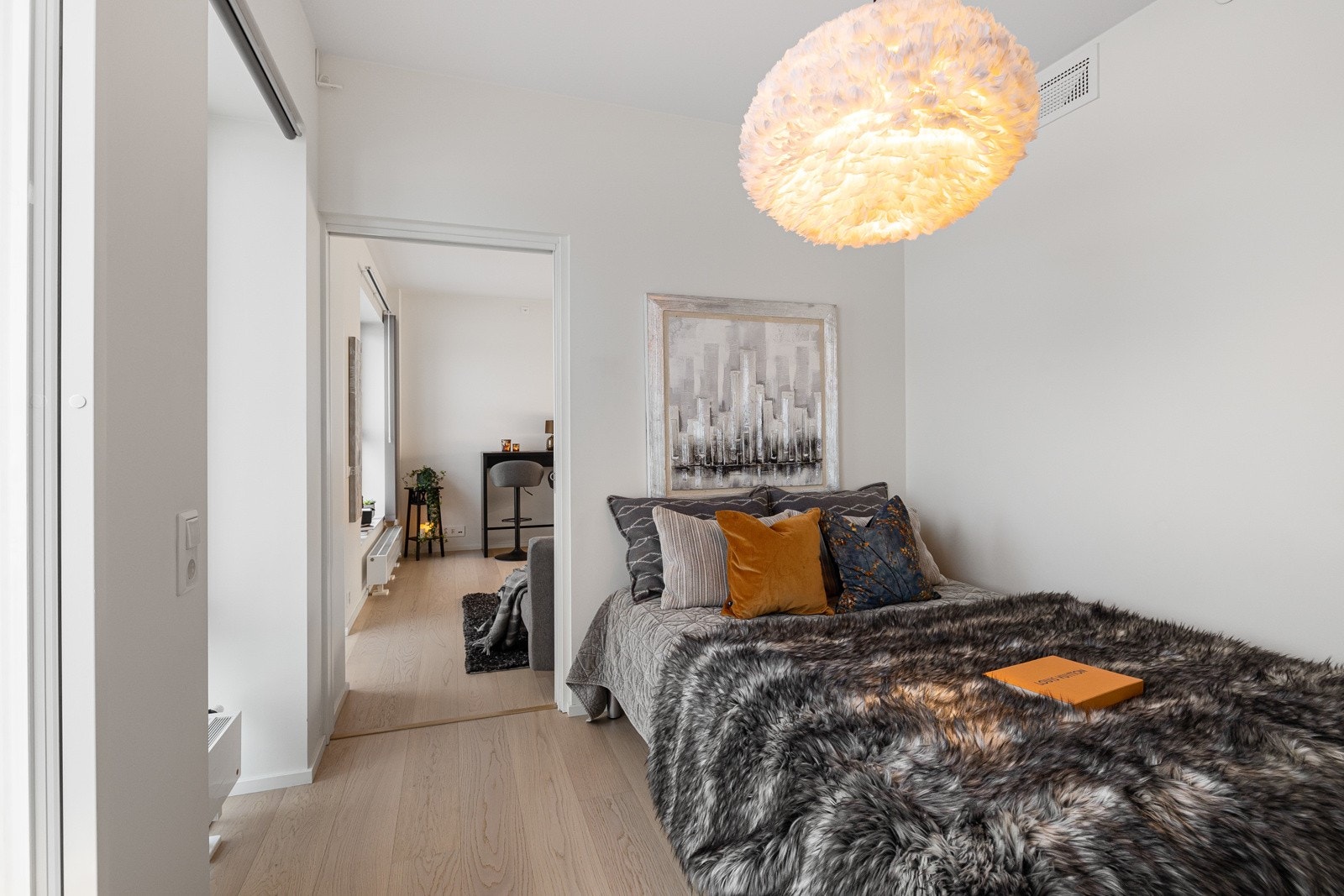 Fra stuen kommer man inn til soverommet. Galleribilde