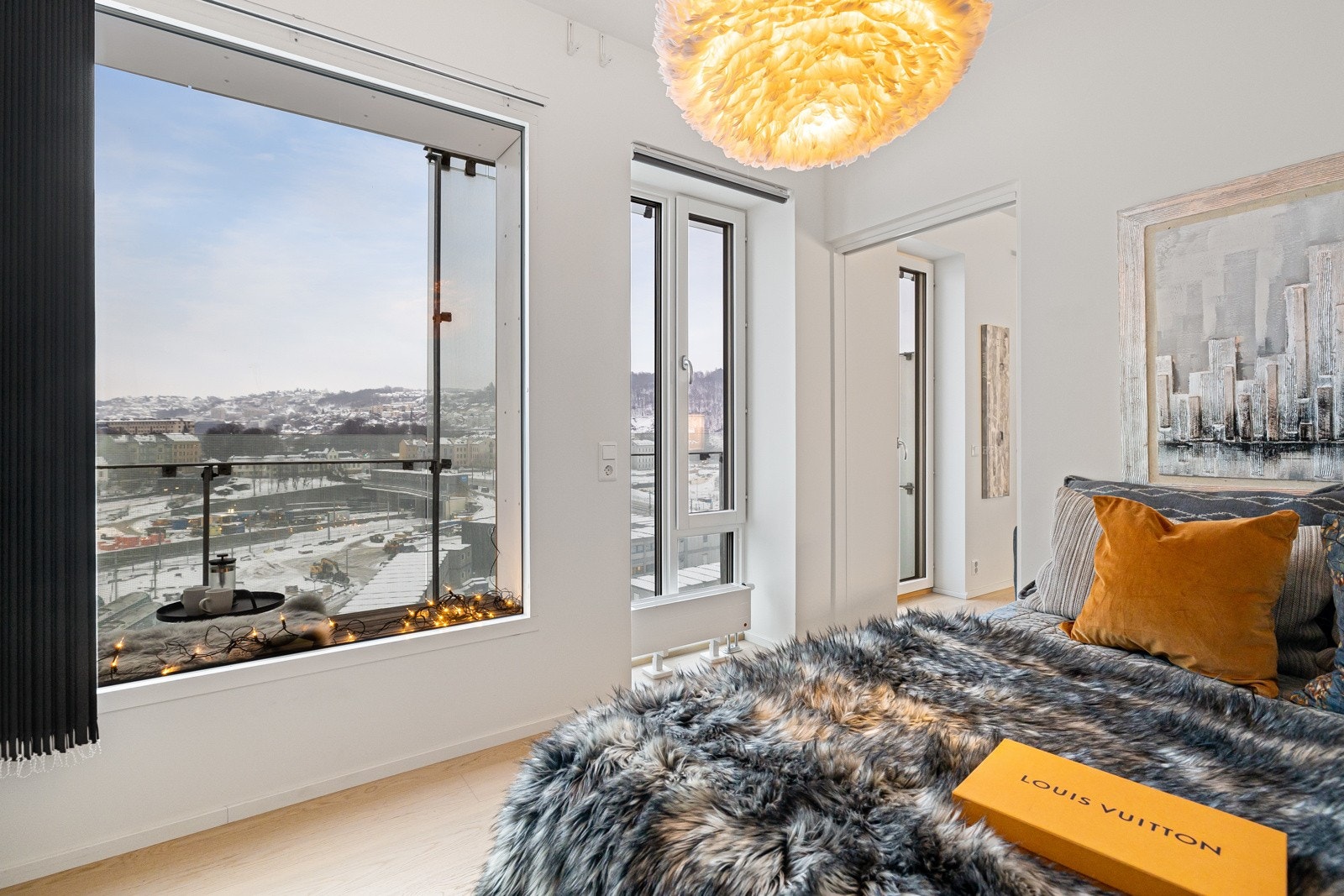 Fra soveromsvinduet ser man den nydelig utsikten og balkongen. Galleribilde