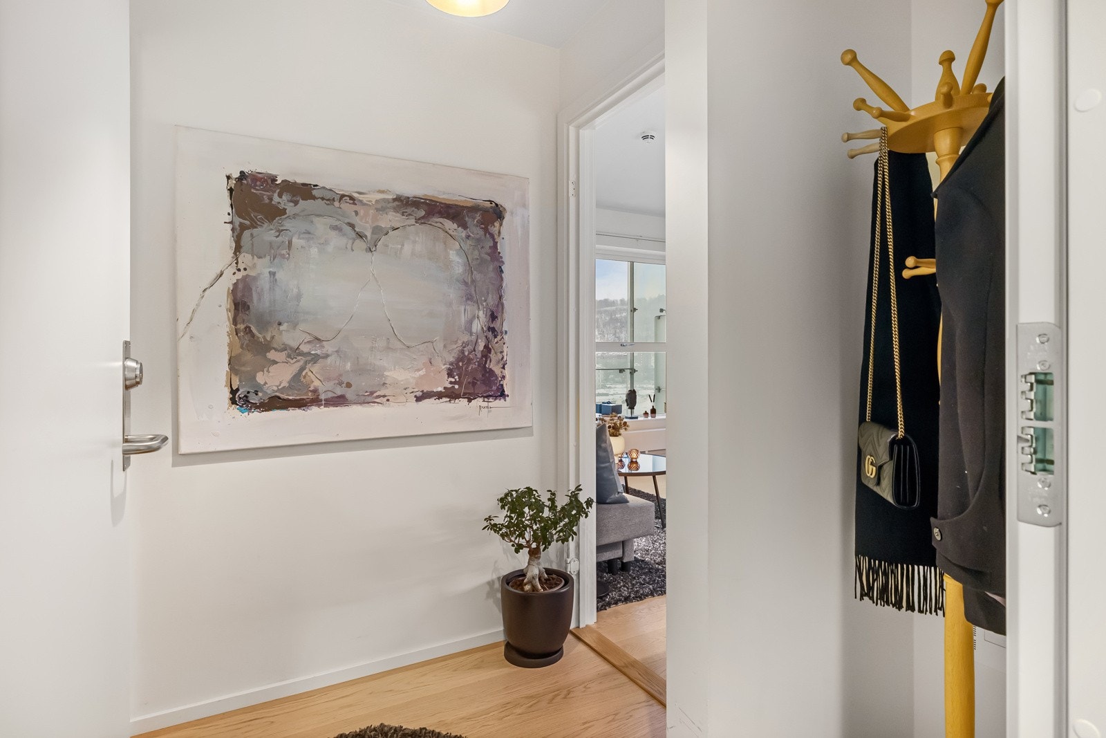 Første møte med boligen er en lys og hyggelig entré med god plass til oppheng av yttertøy og sko. Galleribilde