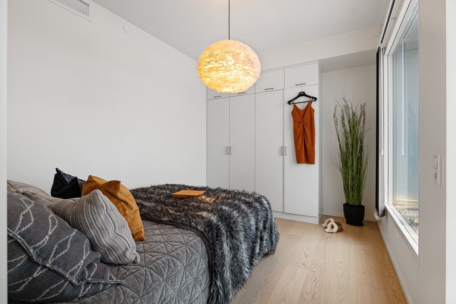 Soverommet er av god størrelse med garderobe, her er det også plass til kommodeløsning om ønskelig. Galleribilde