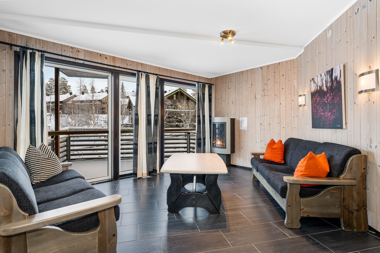 Stuen er lys og romslig med god plass til sofa med tilhørende møblement Galleribilde