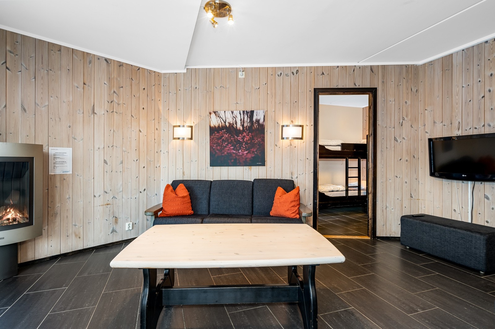 Det er montert en gasspeis som varmer godt på kaldere dager og som skaper en fin atmosfære Galleribilde