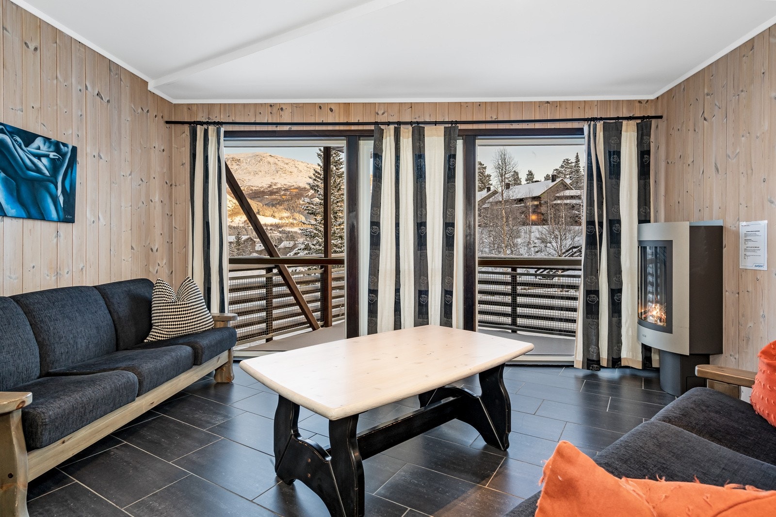 De store vindusflatene slipper inn godt med naturlig lys Galleribilde