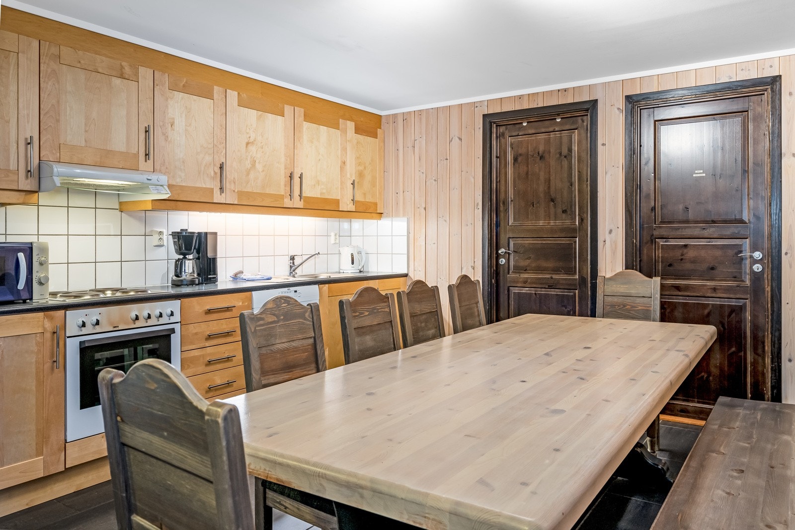 Kjøkkenet er romslig med gode lagringsmuligheter i over- og underskap Galleribilde