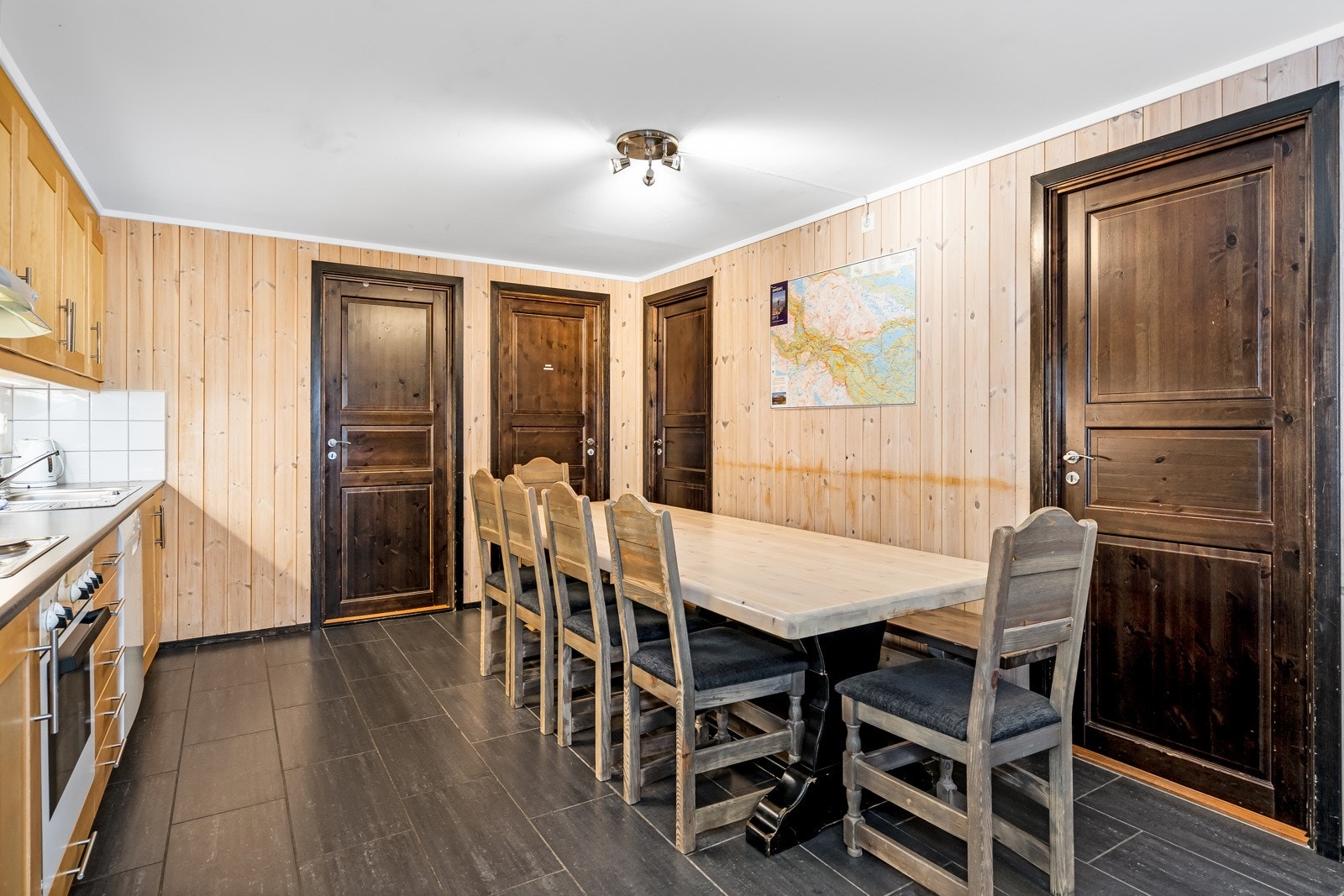 Det er også god plass til et større spisebord med mange sitteplasser Galleribilde