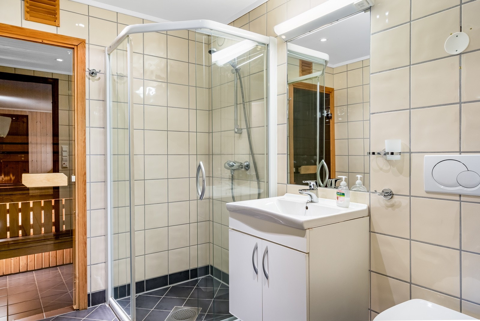 Leiligheten har totalt to flislagte bad med varme i gulv fra byggeår Galleribilde