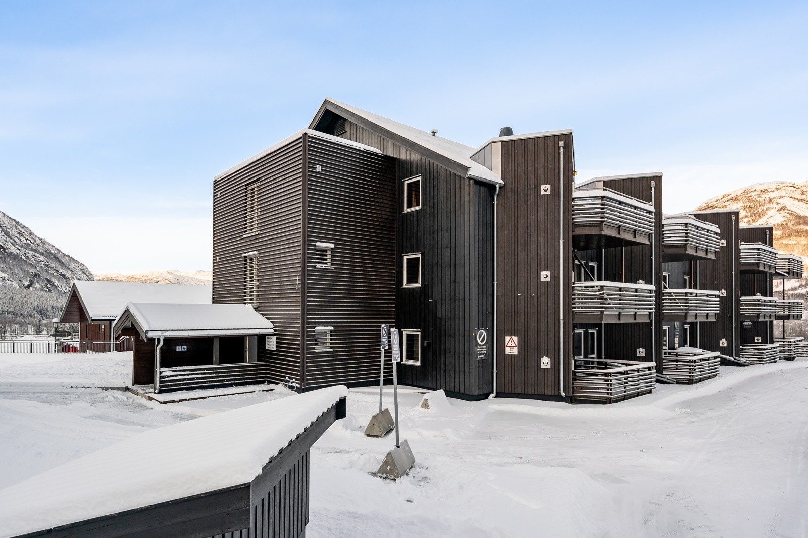 Fra boligen er det ski-in/ski-out, gangavstand til skiheis, langrennsløyper, dagligvare, skiutleie, restauranter og barer! Galleribilde