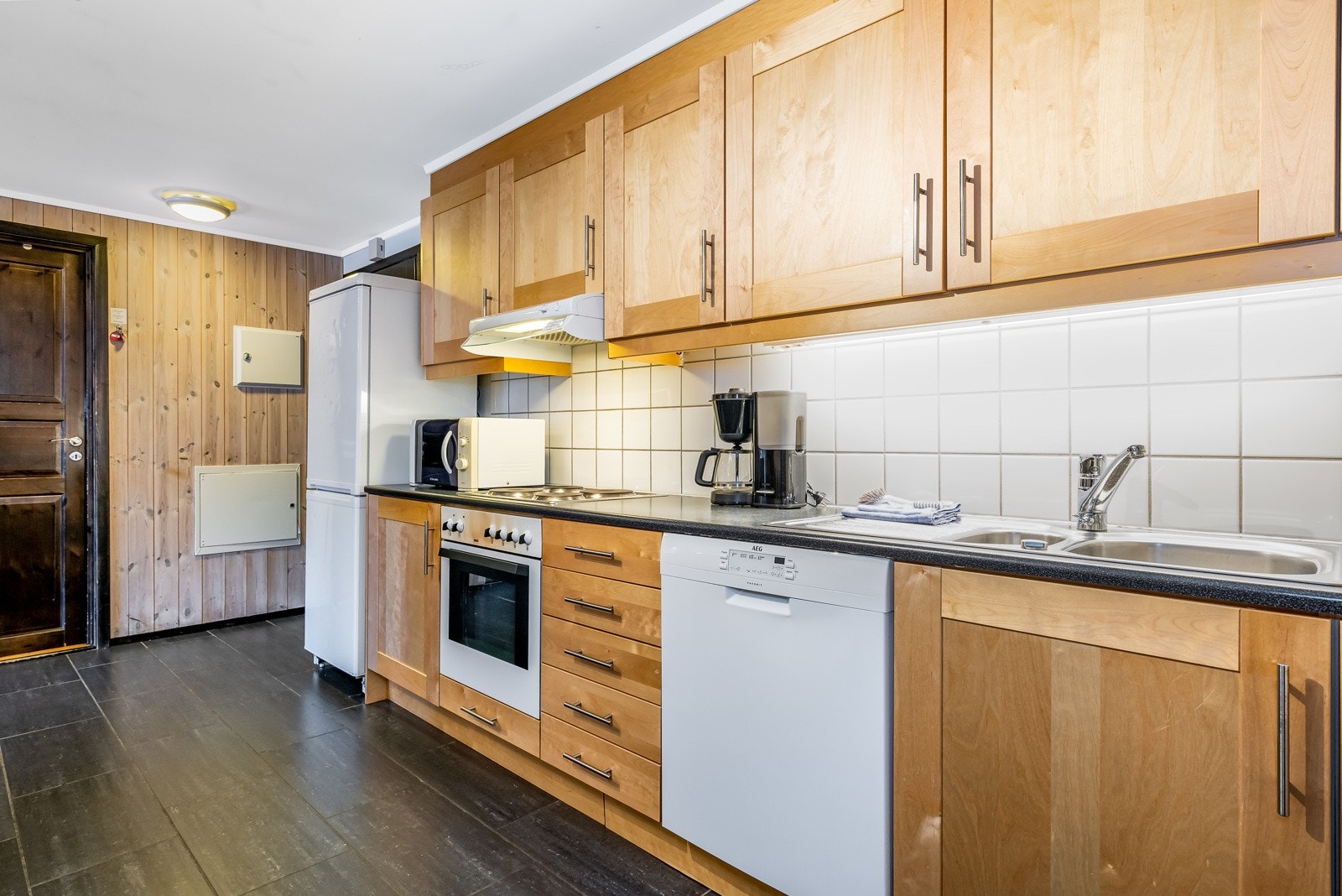 Det er varme i gulvet i entré/kjøkken, i stuen samt i badene Galleribilde