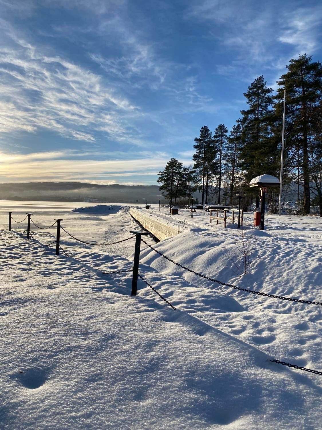 Bogen Brygge har lang felles strandlinje mot Hurdalsjøen, gjestebrygge og ett anlegg med båtplasser under etablering til bruk for hytte eierne. Galleribilde