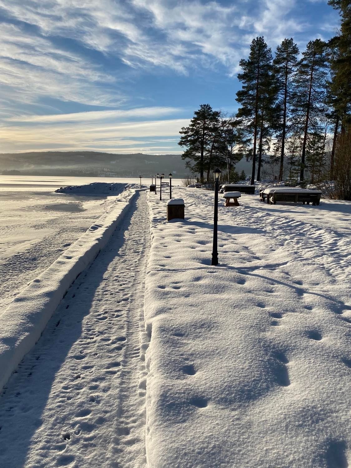 I den fredede strandsonen er det etablert en flott tursti til bruk både sommer og vinter. Galleribilde