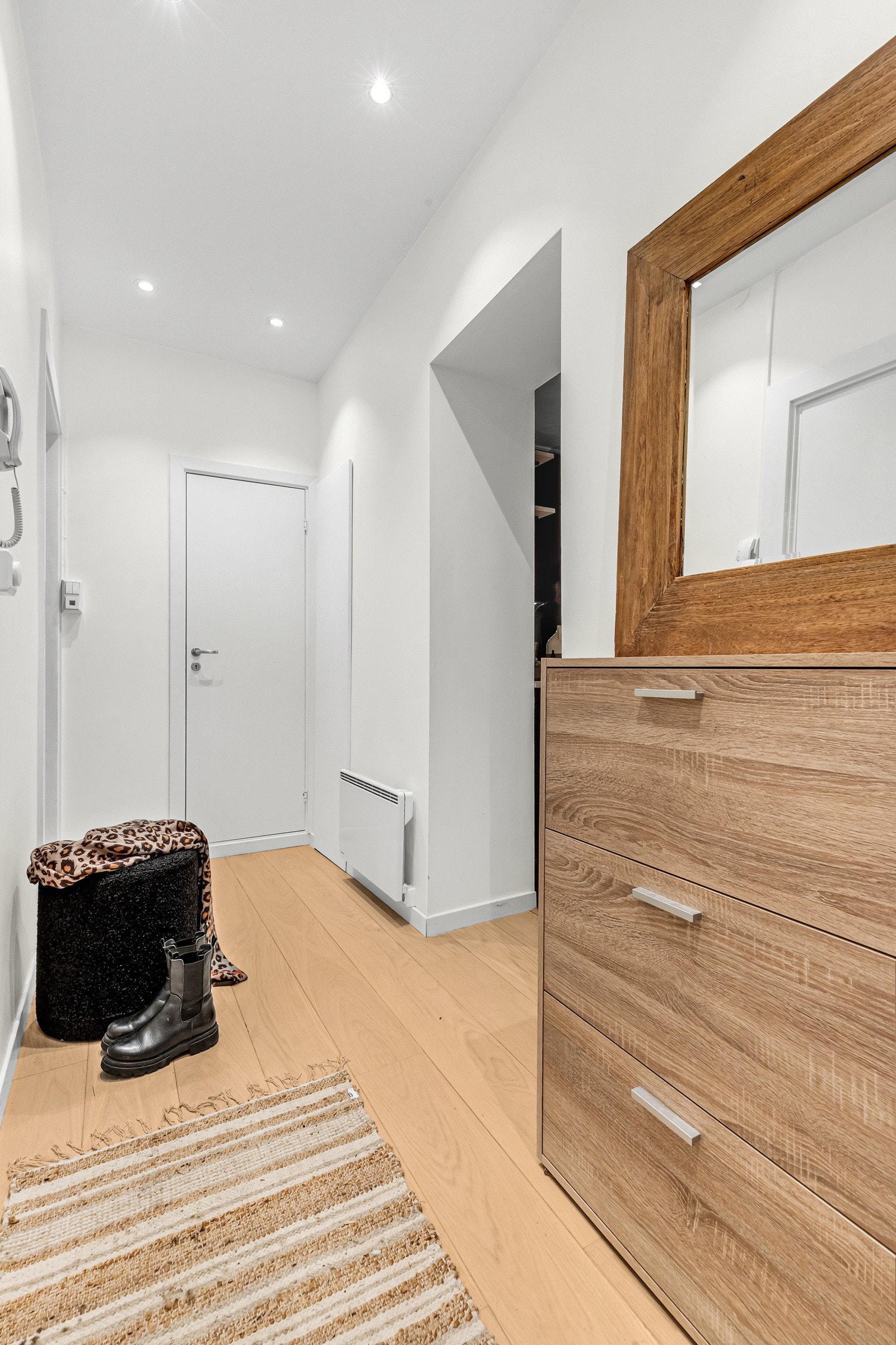 I enden av gangen finner du også separat toalett samt en praktisk innvendig bod. Galleribilde