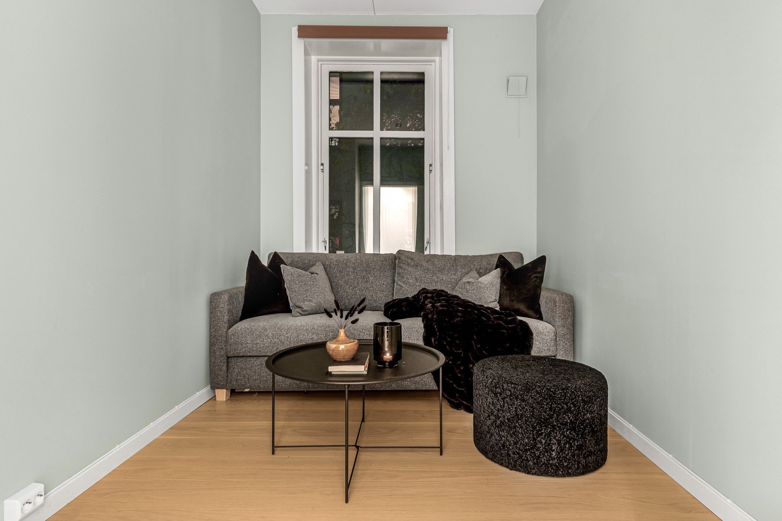 Soverom II kan fint brukes som hjemmekontor eller barnerom. Begge soverommene vender ut mot rolig bakgård. Galleribilde