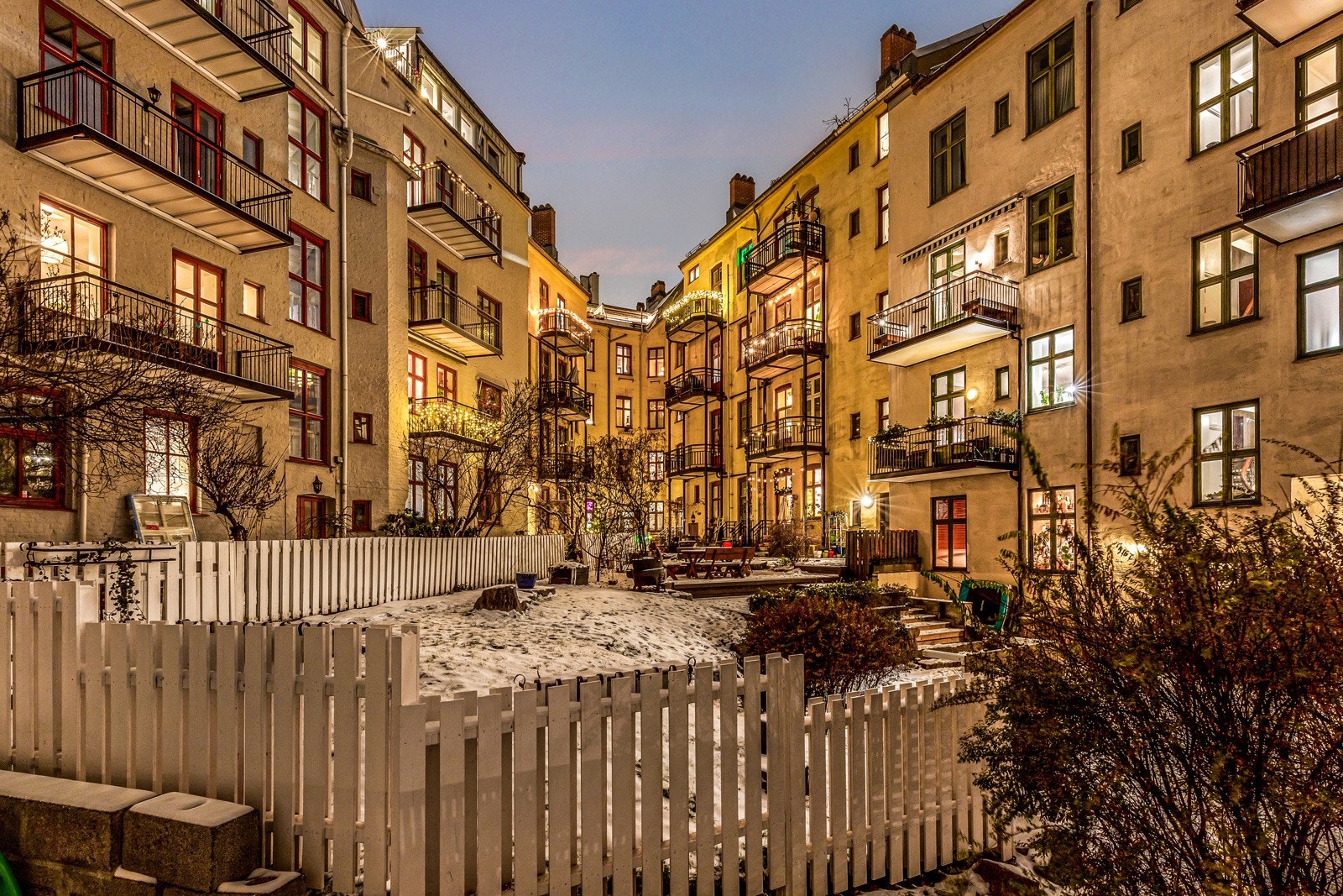 Bakgården er helt fantastisk nydelig på kveldstid. Galleribilde