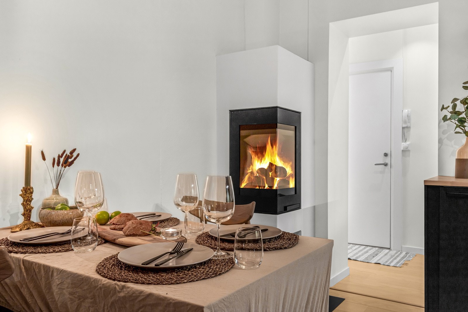 Den stemningsfulle peisen er god å ha på kalde vinterkvelder. Galleribilde