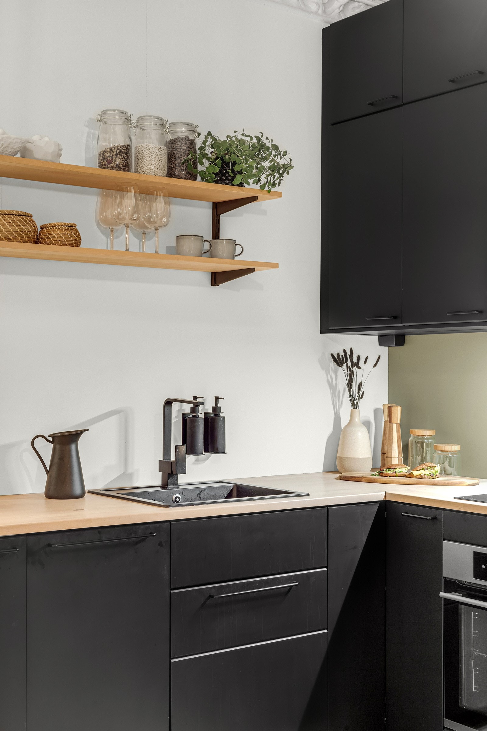 De integrerte hvitevarene består av innfelt platetopp i benkeplate, oppvaskmaskin, komfyr og kjøl/frys. Galleribilde