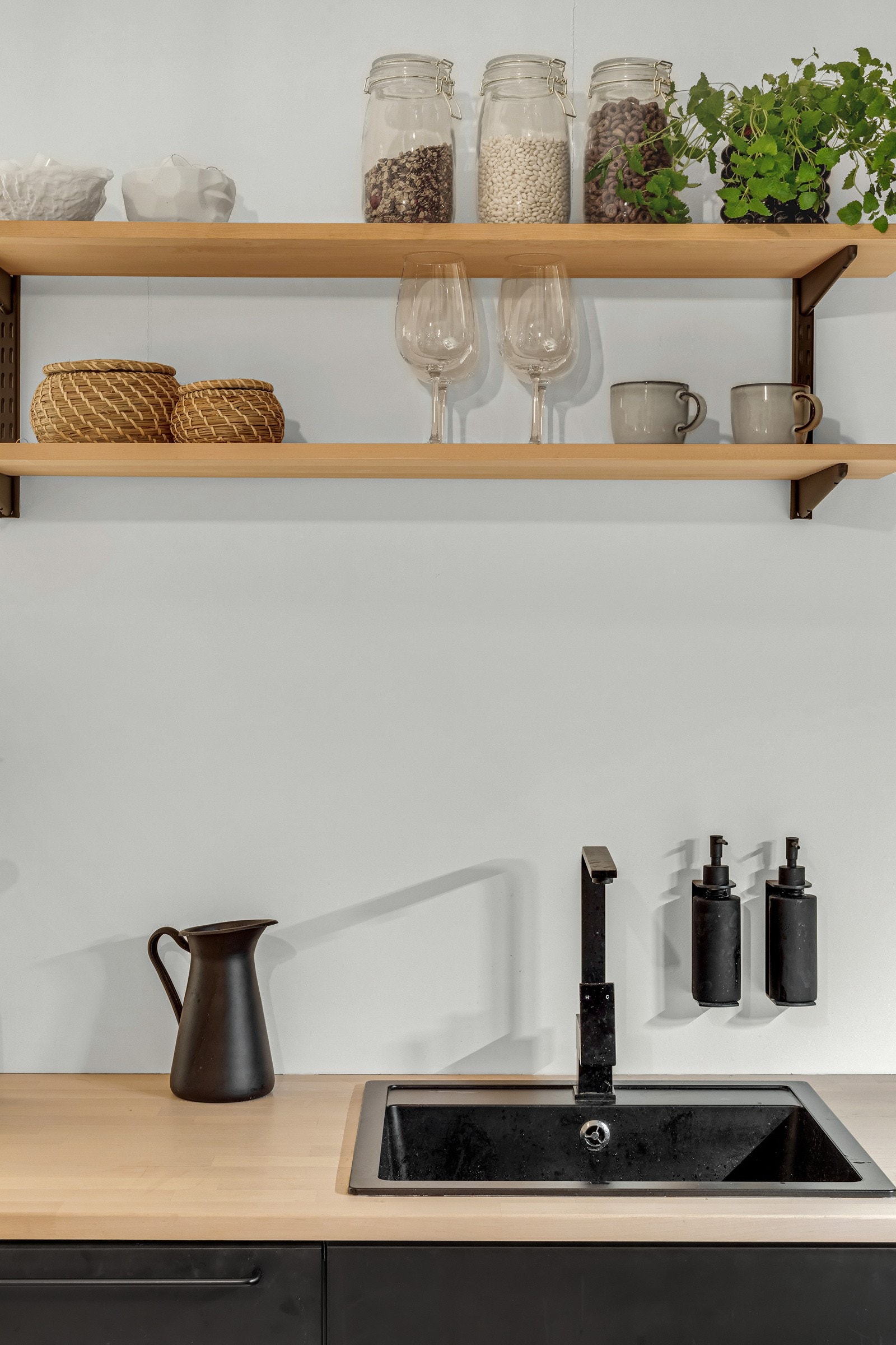 Detaljer fra benkeplaten. Galleribilde