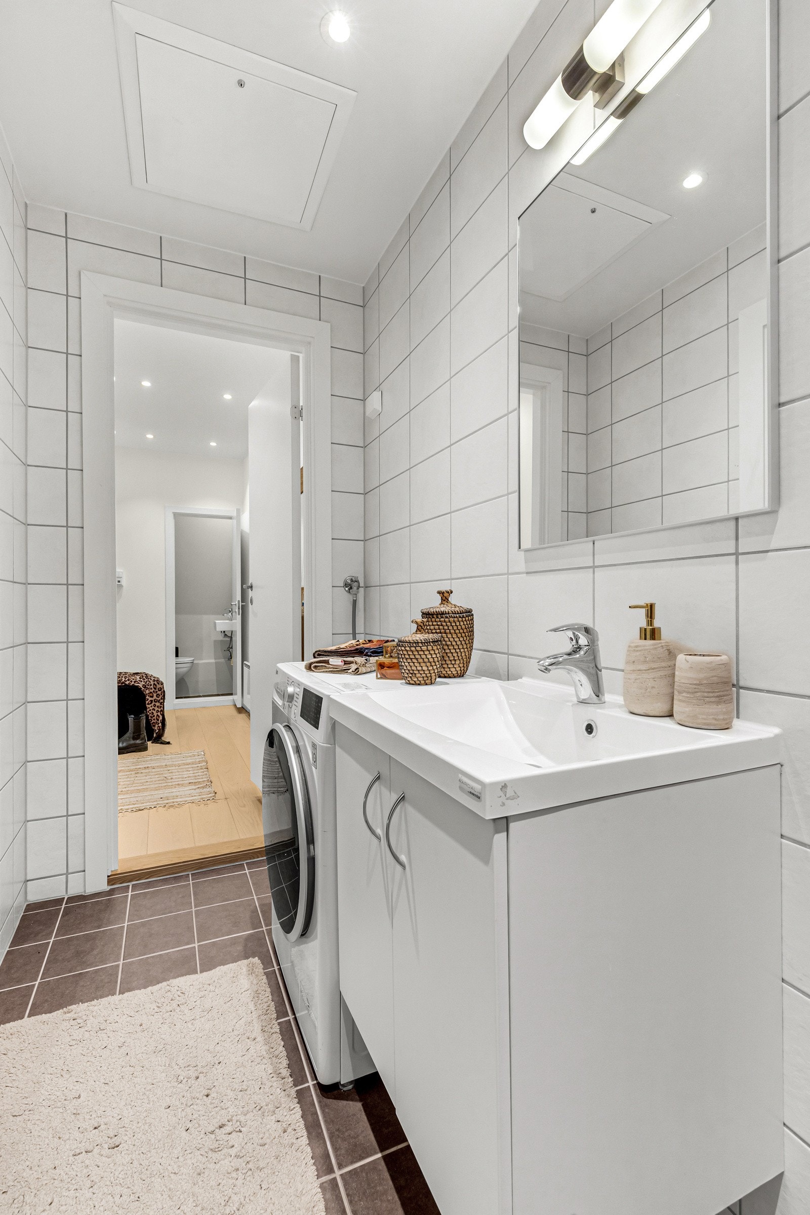 Badet har inngang fra entréen og soverommet. Galleribilde