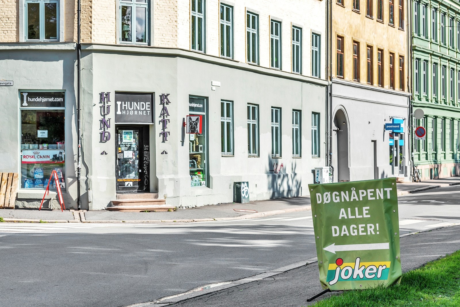 Det er flere matbutikker i gangavstand fra leiligheten. Galleribilde