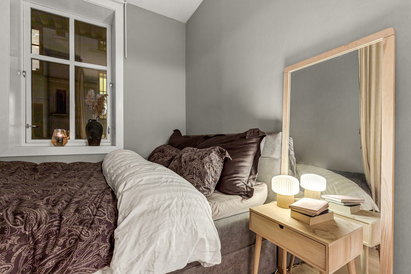 Rommet er holdt i tidsmessige fargetoner. Galleribilde