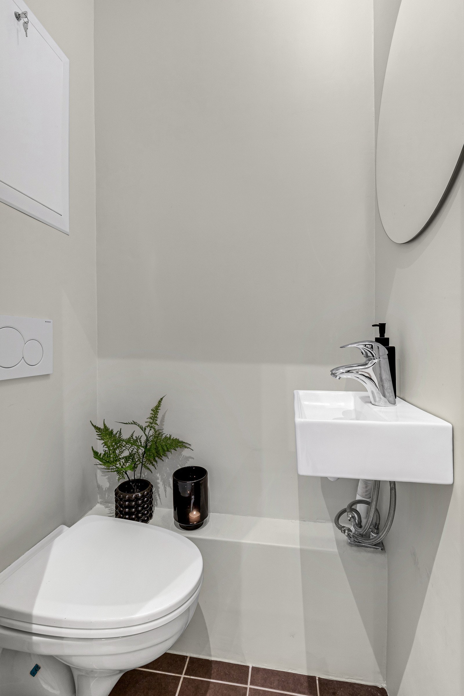 Praktisk wc i enden av entréen. Galleribilde