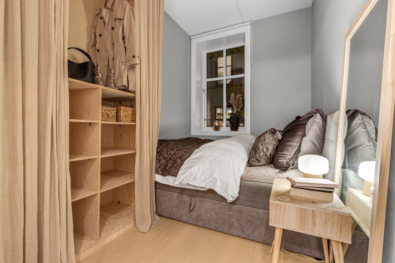 Innbydende hovedsoverom med god plass til dobbeltseng og tilhørende nattbord. Galleribilde