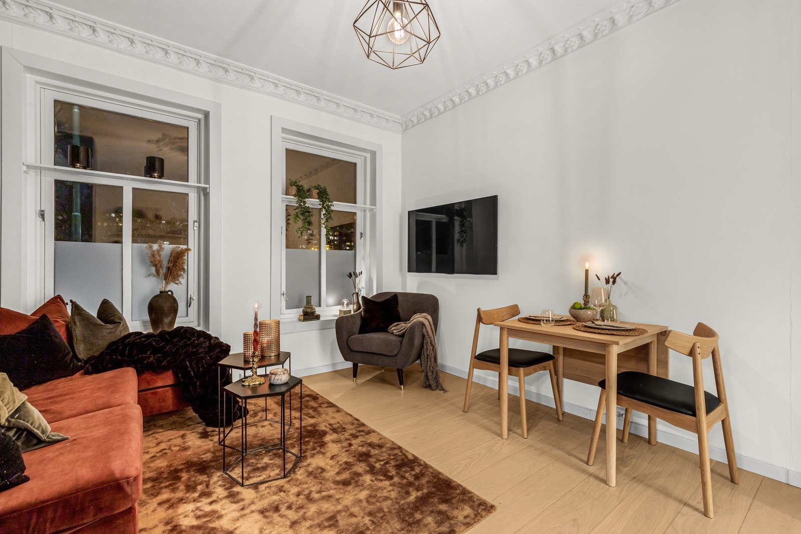 Leiligheten har gjennomgående planløsning og klassiske detaljer som store vindusflater, stukkatur og rosett samt god takhøyde. Galleribilde