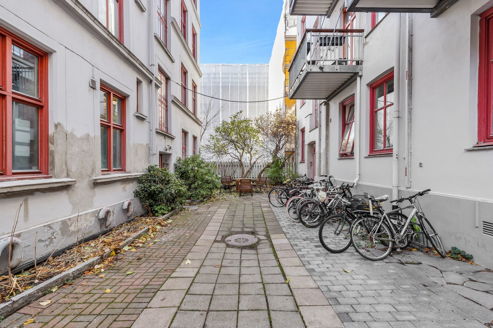 Inngangsparti mot bakgården med plass til å sette fra seg sykler. Galleribilde