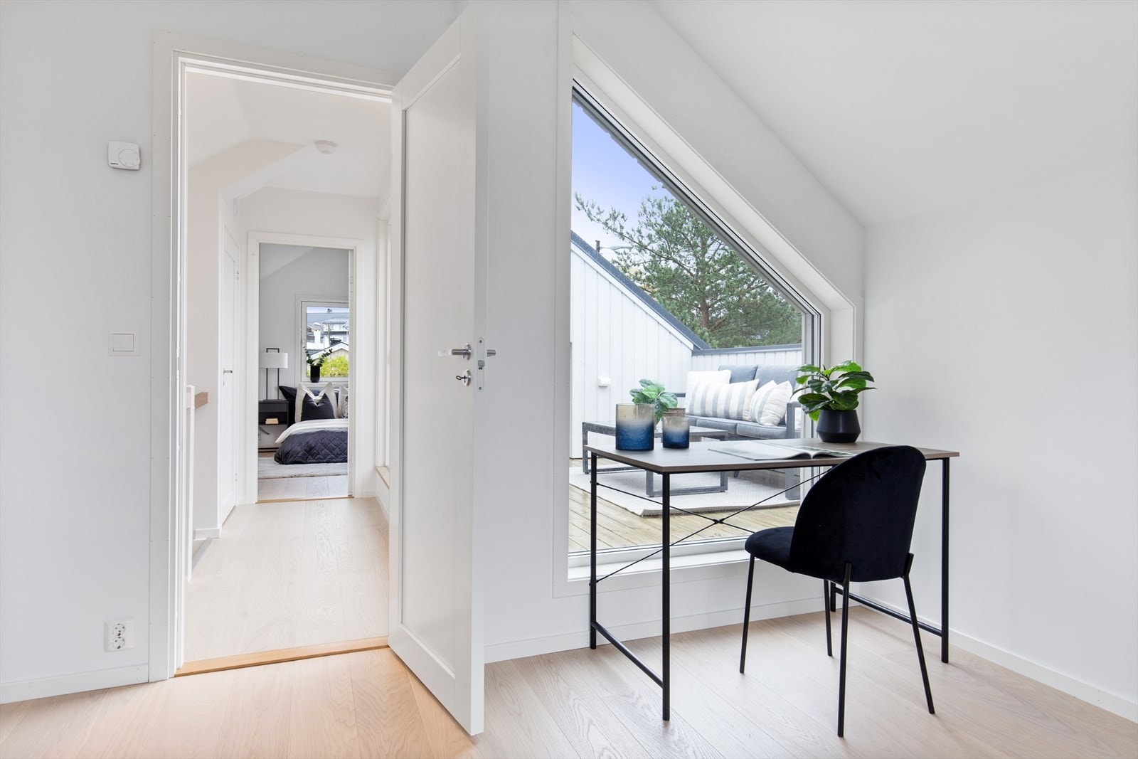 Soverom IV i loftsetasje. De ekstra soverommene brukes gjerne som barnerom, gjesterom eller hjemmekontor. Galleribilde