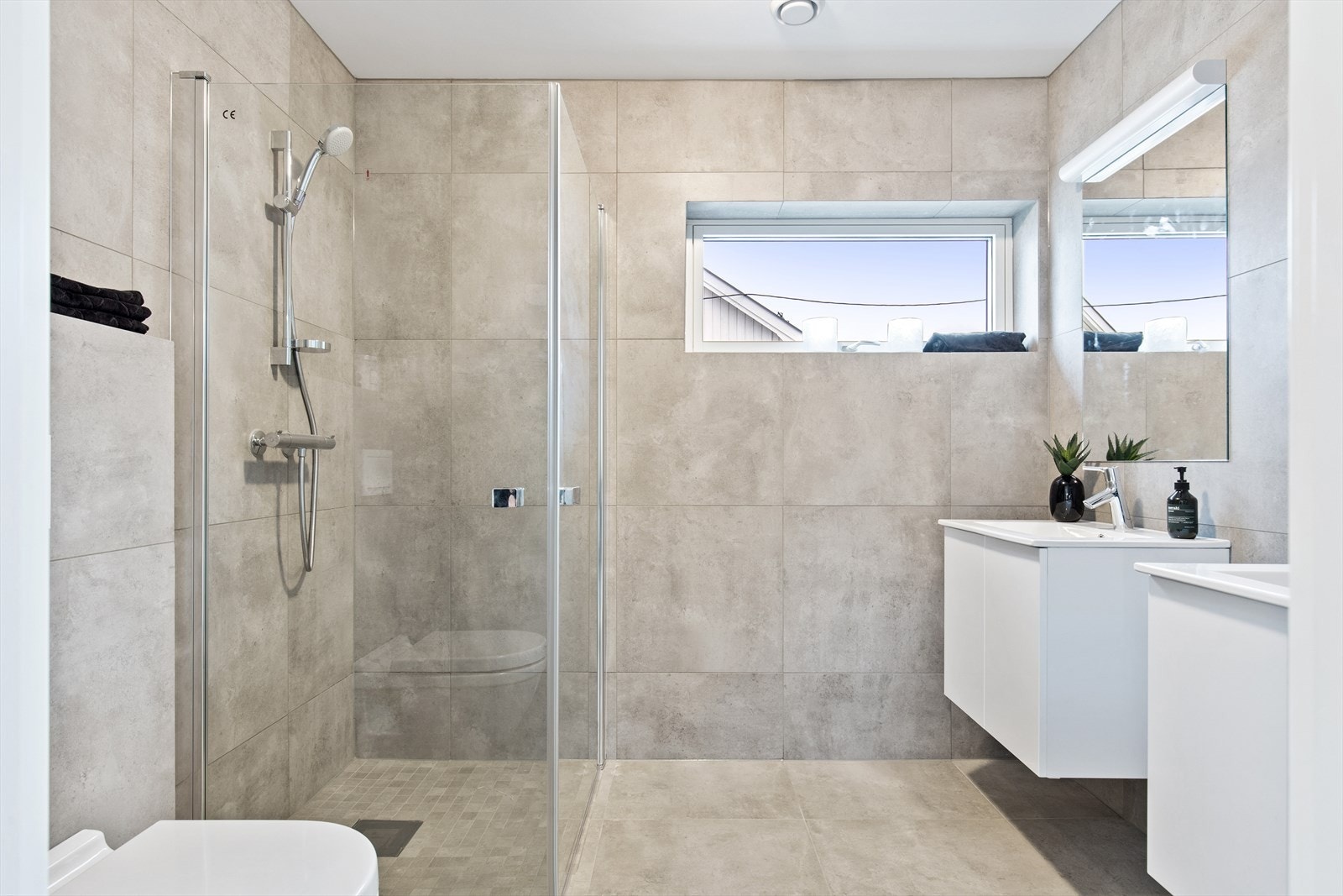 Delikat flislagt baderom beliggende i 2. etasje, i tilknytning til to soverom og stue. Galleribilde