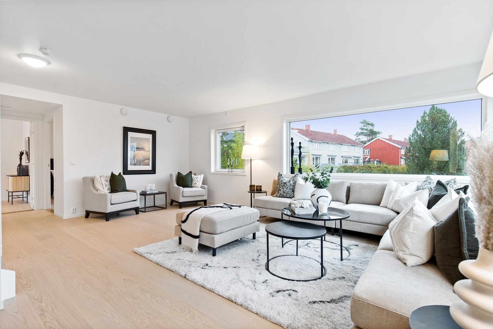 Rommet er lyst og innbydende med god plass til stor sofagruppe og en hyggelig lesekrok. Galleribilde