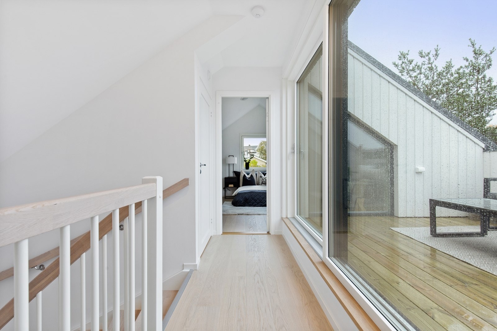 Boligen har utgang fra trapperommet i loftsetasjen til en usjenert takterrasse på 8,5 kvm. Galleribilde