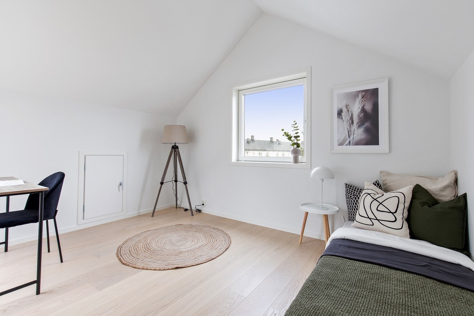 Soverom IV i loftsetasje. Lagringsplass i tilstøtende knevegger på de to soverommene i loftsetasjen. Galleribilde