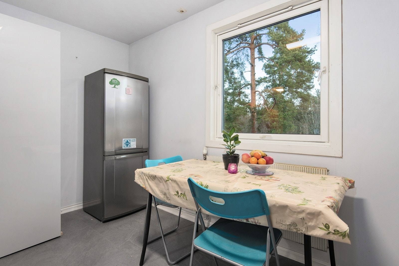 Kjøkken med fin utsikt. Stor vindu som slipper inn dagslys. Galleribilde