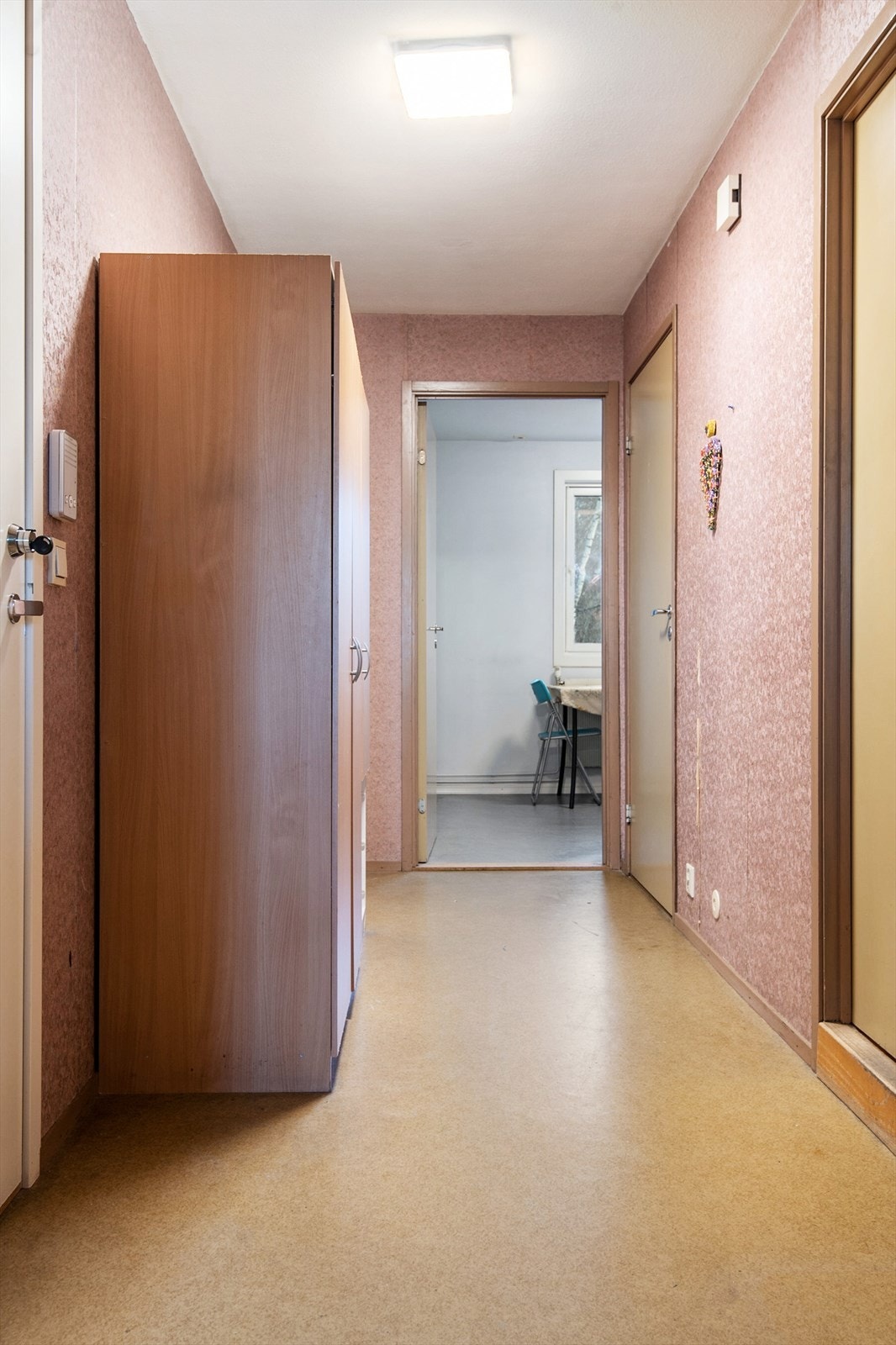 Entree med god plass til å henge fra seg yttertøy. Plass til å ha garderobeskap for å skjule unna uønsket rot. Galleribilde