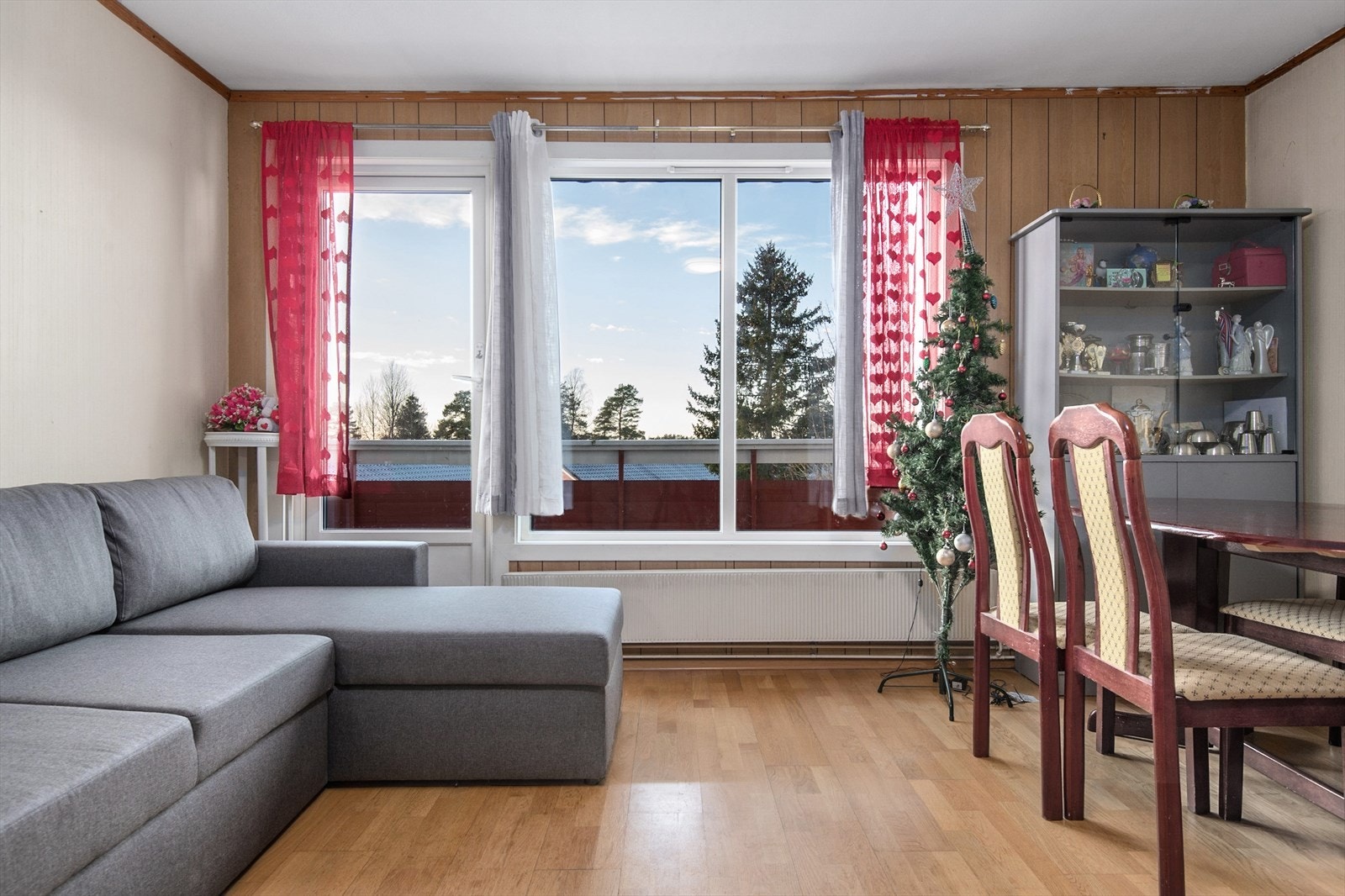 Stue med gode lysforhold hvor mye av lyset kommer gjennom de store vindusflatene. Galleribilde