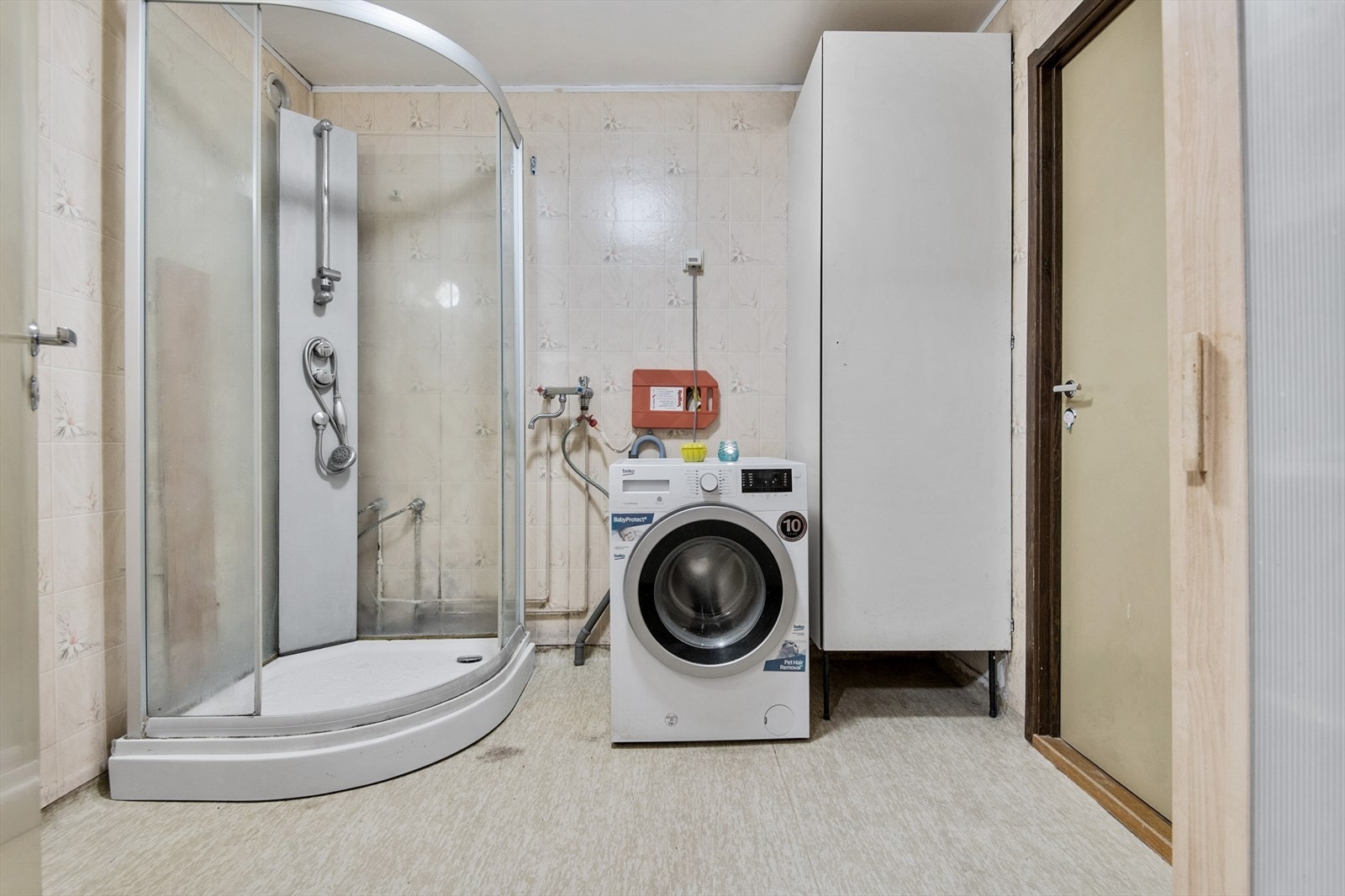 Baderommet har dusjkabinett, plass til vaskemaskin og skapplass til diverse. Galleribilde