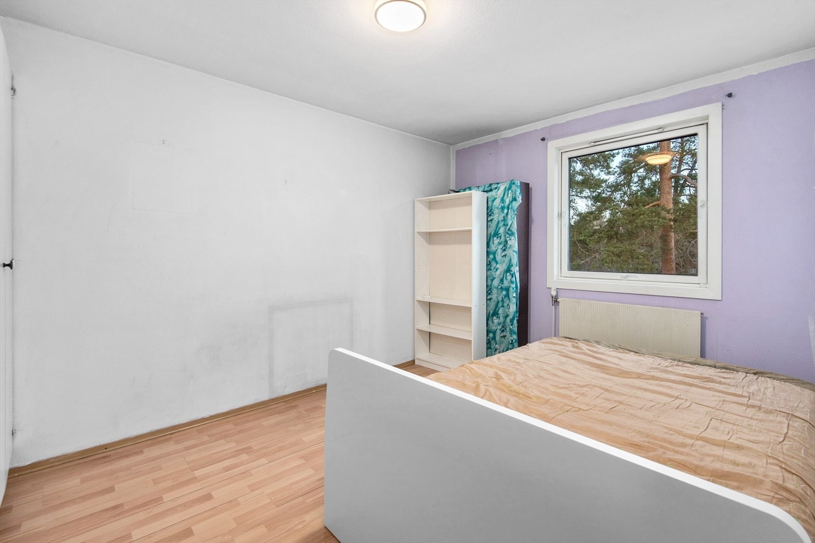 Soverom med god plass til soveroms møbler. Galleribilde