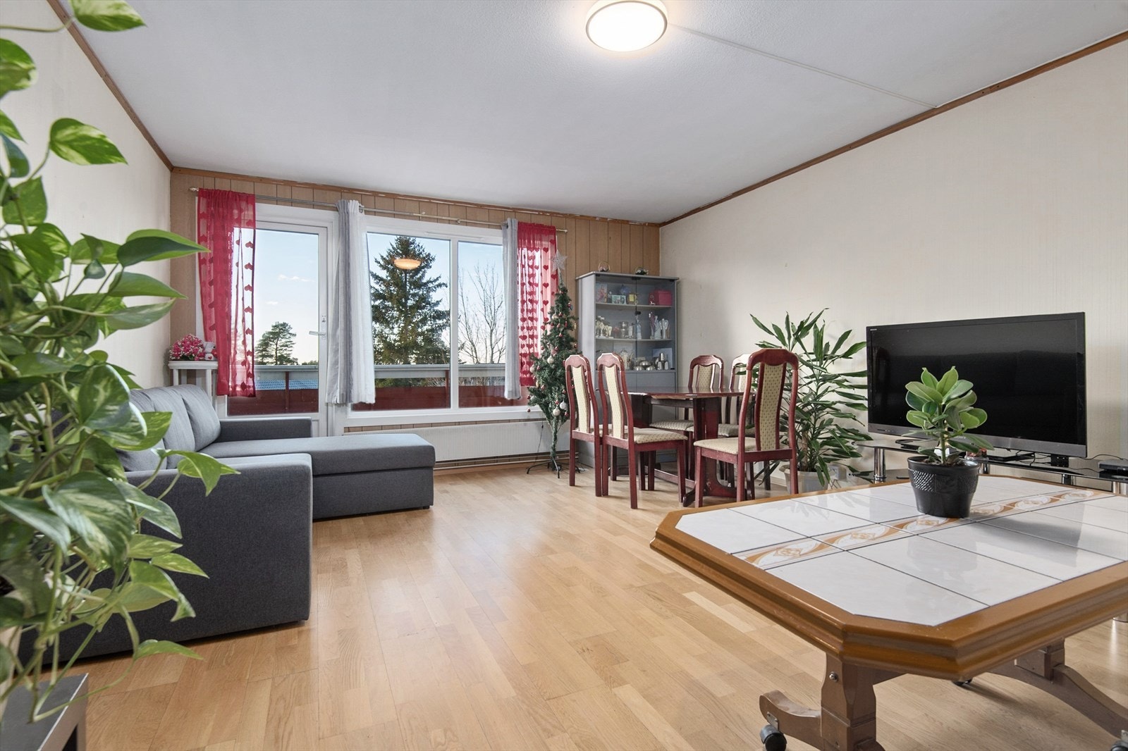 Stuen har gode møbleringsmuligheter og god plass til både soffagruppe og spisegruppe. Galleribilde