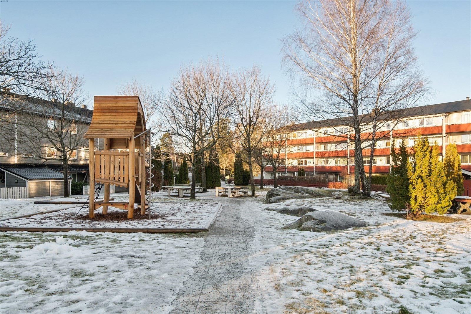 Lekeplass rett nedenfor leiligheten. Galleribilde